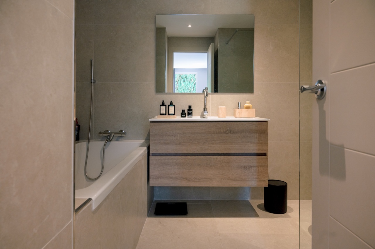 Resa Estates Ibiza apartment Ibiza sale verkoop Roca llisa bathroom sink.JPG